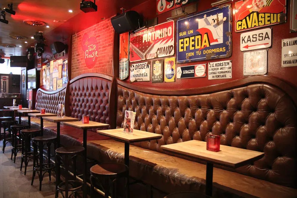 The whole café
