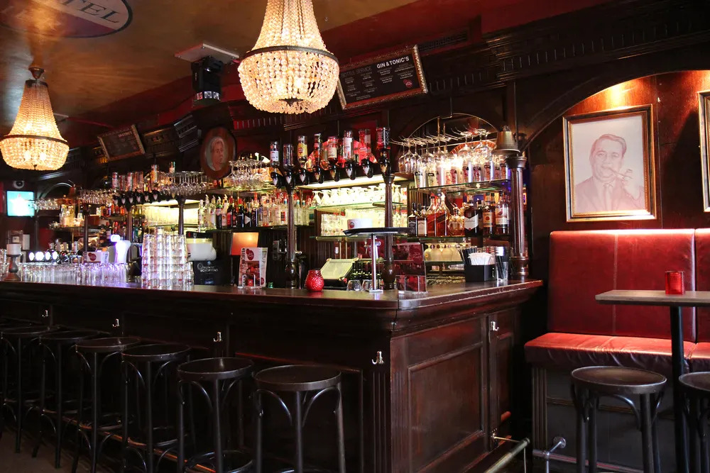 The whole café