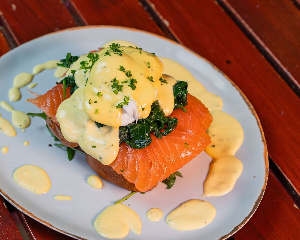 Eggs Benedict with smoked salmon
